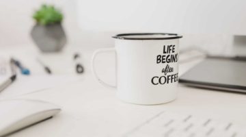 Šalica na uredskom stolu -Life begins after coffee