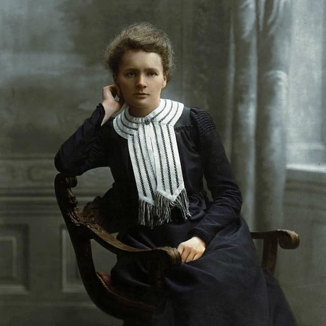 Marie Curie sjedi na stolici