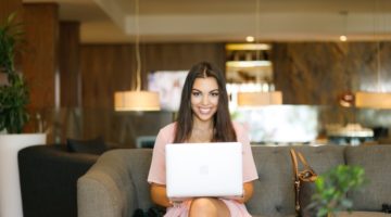 Žena u rozoj haljini s laptopom