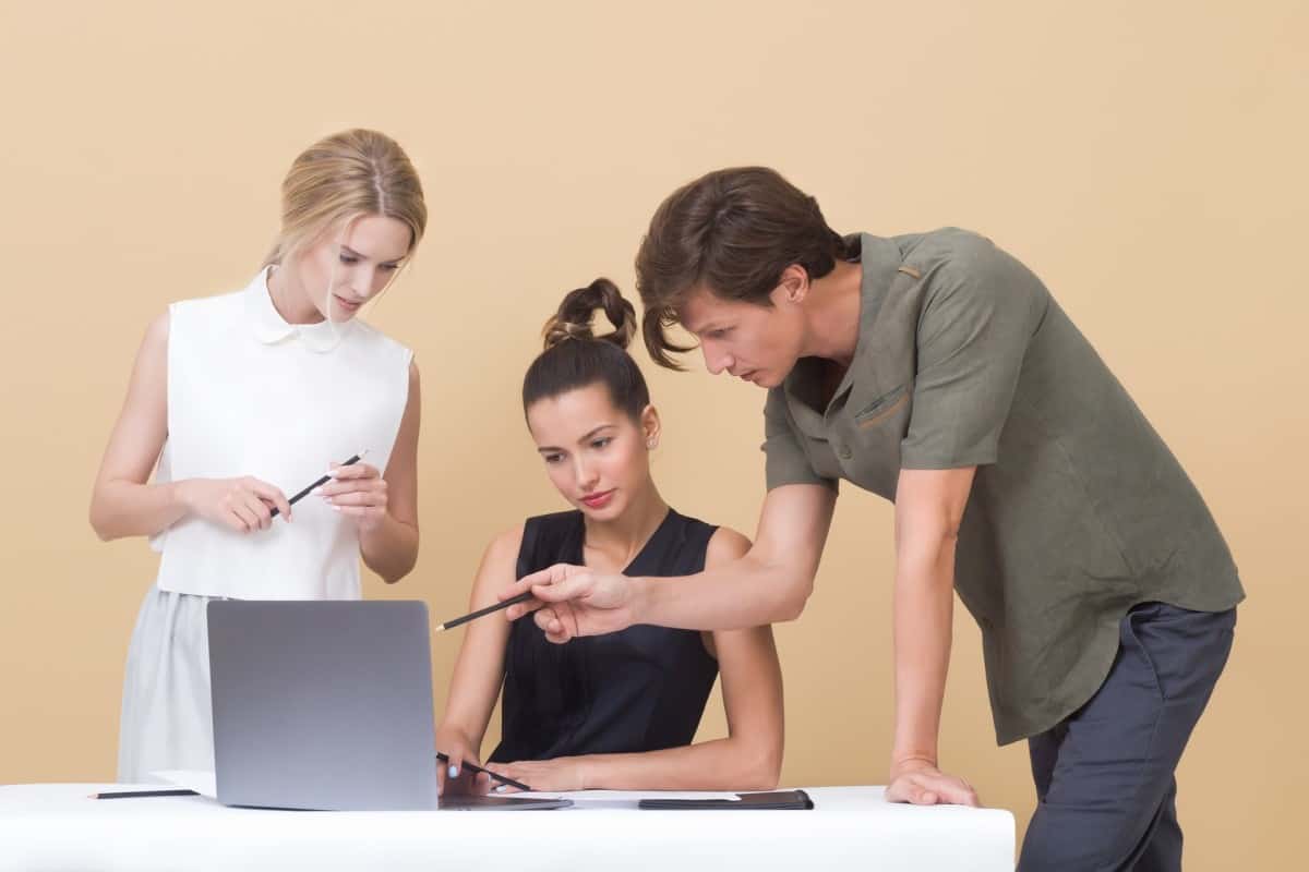 Dvije žene i muškarac pored laptopa
