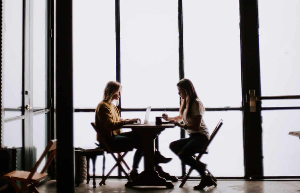Dvije žene pričaju za stolom