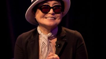 Yoko Ono sa šeširom