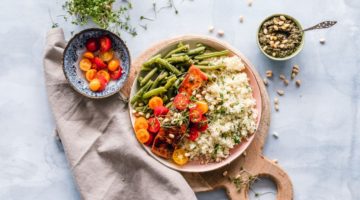 kvinoja-s-lososom-i-rajčicama