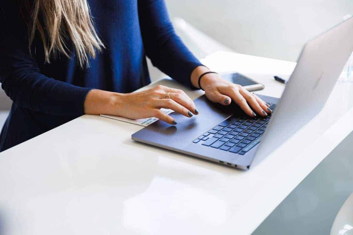Žena tipka na laptopu