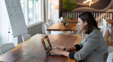 Žena obavlja video poziv na laptopu
