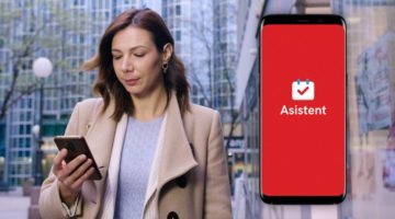 Žena s mobitelom i aplikacijom Asistent