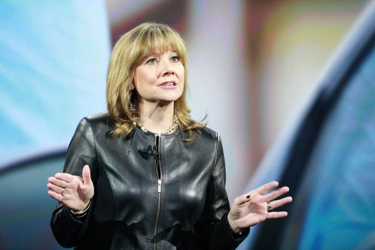 Marry Barra, direktorica General Motorsa u crnoj jakni