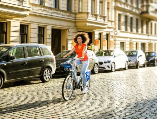 Žena biciklira po gradu