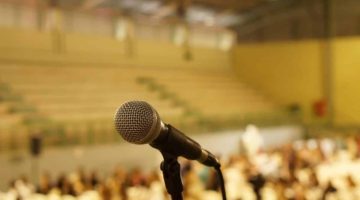javni-govor-mikrofon-pred-publikom