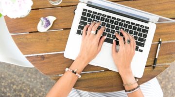 kako-postati-freelancer-zena-koja-pise-na-laptopu