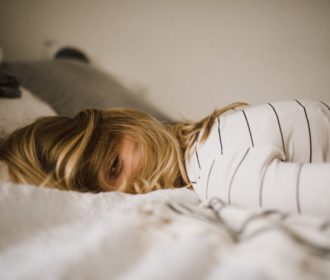 Nesanica kako je spriječiti, žena plave kose leži na krevetu
