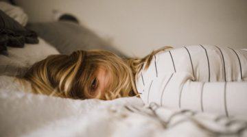 Nesanica kako je spriječiti, žena plave kose leži na krevetu