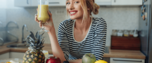 zena-priprema-smoothie