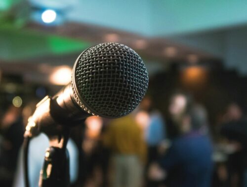 mikrofon-na-konferenciji