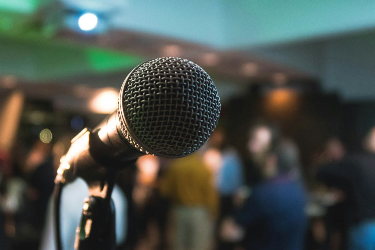 mikrofon-na-konferenciji