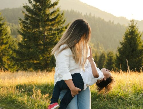 zena-s-djetetom-u-prirodi