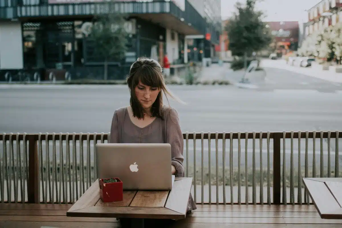 zena-sjedi-pored-laptopta-u-kaficu