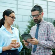 poslovna-komunikacija-dvoje-ljudi