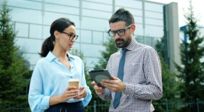 poslovna-komunikacija-dvoje-ljudi