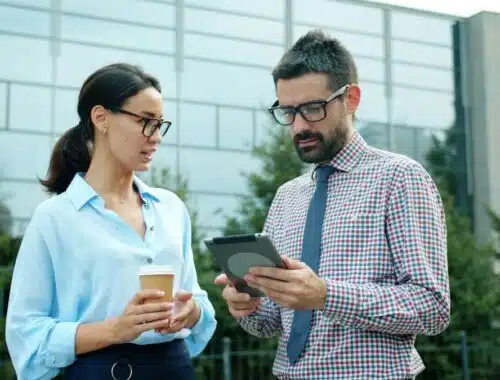 poslovna-komunikacija-dvoje-ljudi