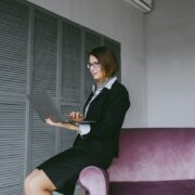 zena-u-uredu-s-laptopom