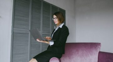 zena-u-uredu-s-laptopom