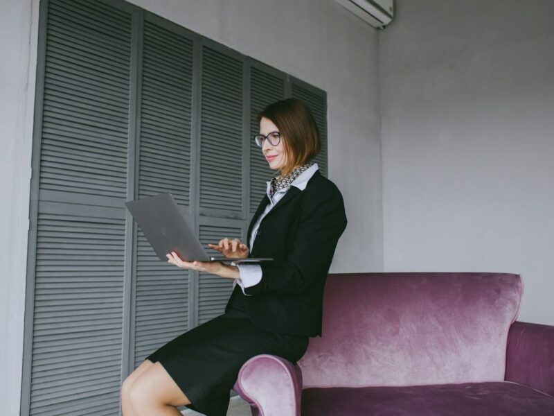 zena-u-uredu-s-laptopom